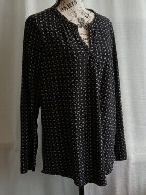Pretty and soft 2 dye 4 black and white stretch long sleeves shirt NEW